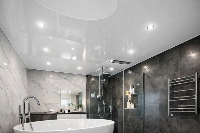 Глянцевые натяжные потолки в современном интерьере